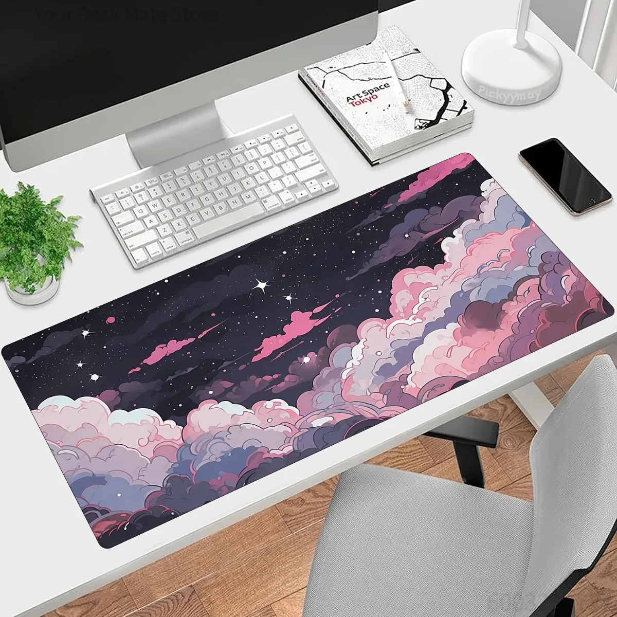 Desk Setup Pink - แผ่นรองเมาส์ลายอนิเมะสีชมพูม่วงน่ารัก กันลื่น ขอบเย็บอย่างนุ่มนวล สำหรับใช้ในบ้าน สำนักงาน คอมพิวเตอร์
